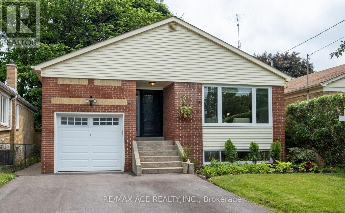 47 Montvale Dr in Toronto, ON - Building Photo