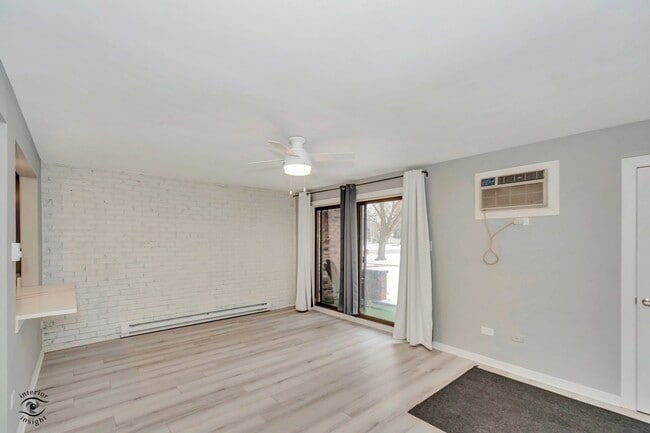 7302 Blackstone Ave in Justice, IL - Building Photo - Building Photo