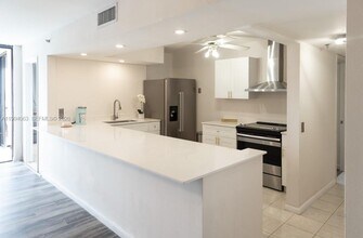 105 Lake Emerald Dr in Oakland Park, FL - Building Photo - Building Photo