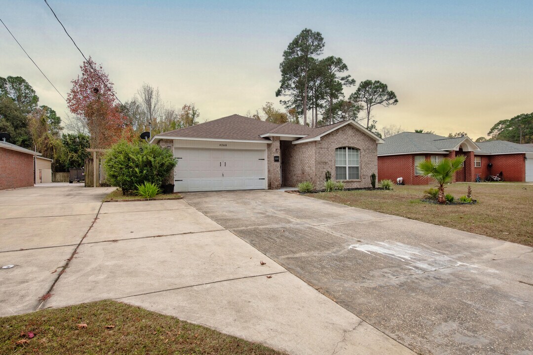 4268 Lancaster Dr in Niceville, FL - Building Photo