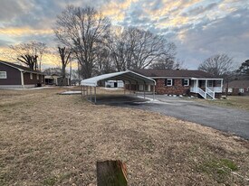 261 State Rd S-42-9222 in Boiling Springs, SC - Building Photo