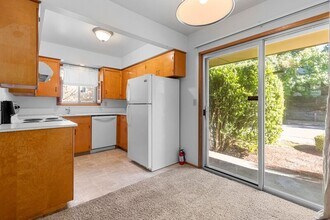 3511 SE Cora Dr in Portland, OR - Building Photo - Building Photo