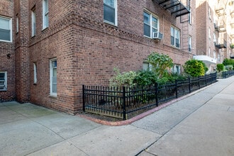 6441 Saunders St in Rego Park, NY - Foto de edificio - Building Photo