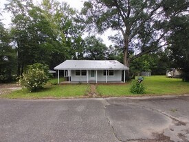 1122 Virginia St in Deridder, LA - Building Photo