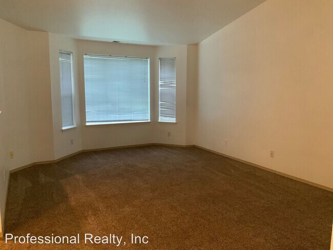 1102 Military Ave in Roseburg, OR - Building Photo - Building Photo