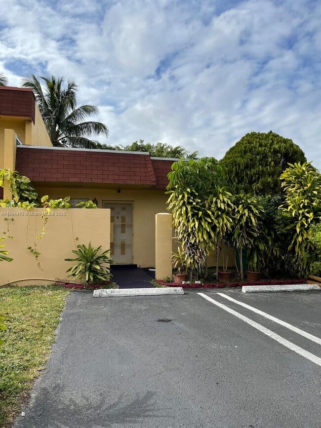 518 NW 179th St in Miami Gardens, FL - Building Photo - Building Photo