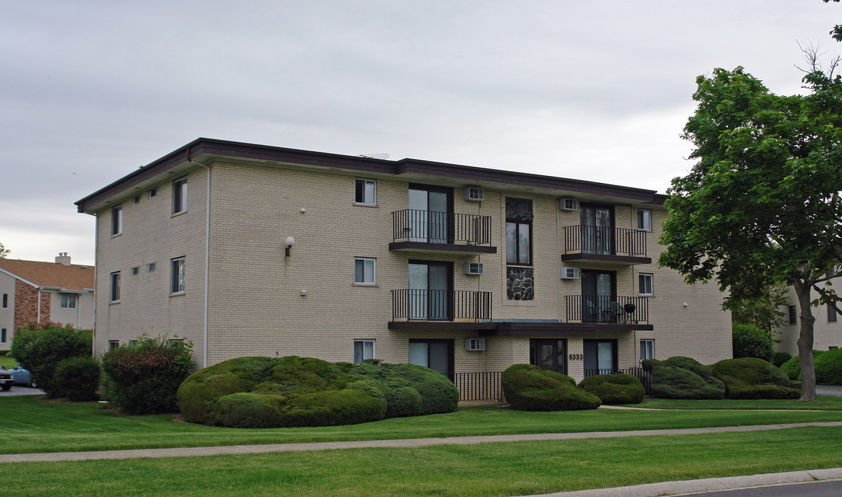 8333-8337 Captons Ln in Darien, IL - Building Photo