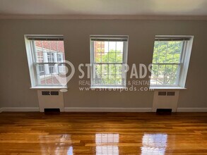 1151 Beacon St, Unit 4 in Brookline, MA - Foto de edificio - Building Photo