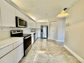 549 Racquet Club Rd in Weston, FL - Building Photo - Building Photo