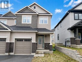 17 Atop Ln in Ottawa, ON - Building Photo