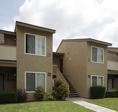 Sunrise Apartments in Orange, CA - Foto de edificio - Building Photo