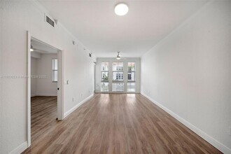 10170 SW 7th St, Unit 24-405 in Pembroke Pines, FL - Building Photo - Building Photo