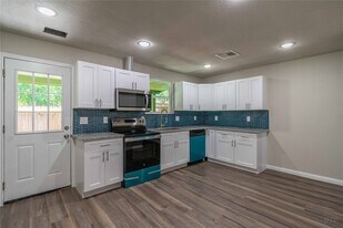 7921 Cook Rd in Houston, TX - Building Photo