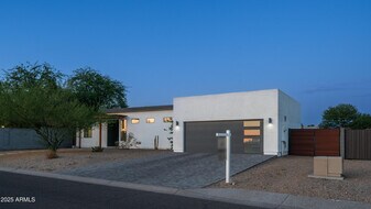 14025 N 11th Pl in Phoenix, AZ - Building Photo