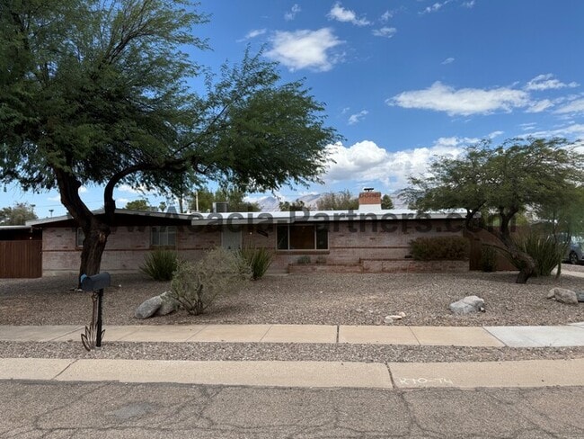 property at 5611 E Kelso St