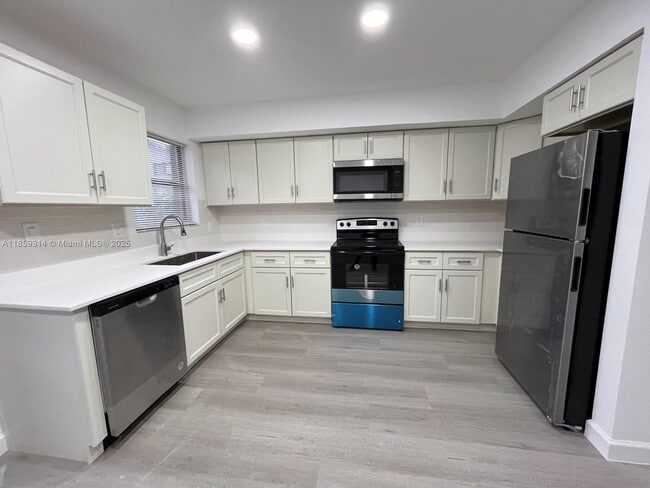 11461 NW 43rd St in Coral Springs, FL - Building Photo - Building Photo