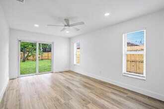 1303 White Pine Dr in Wellington, FL - Building Photo - Building Photo