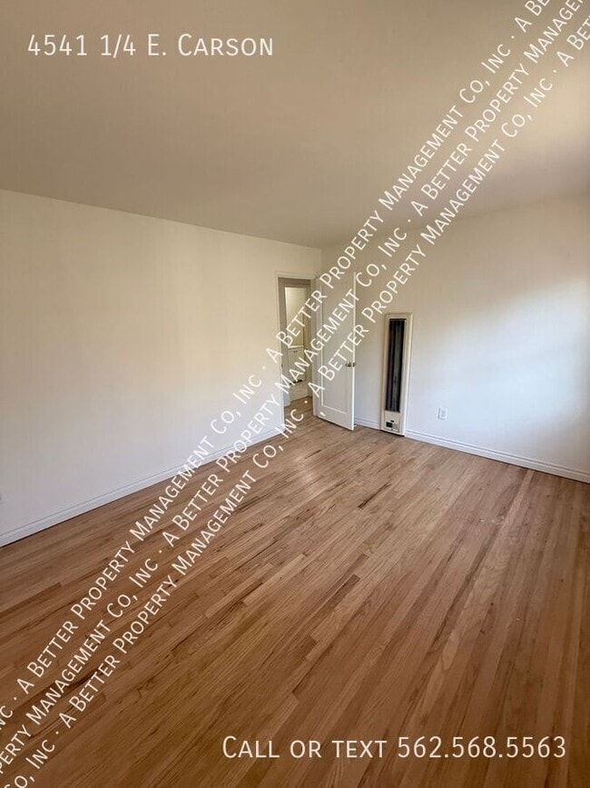 4541 1/4 E Carson St