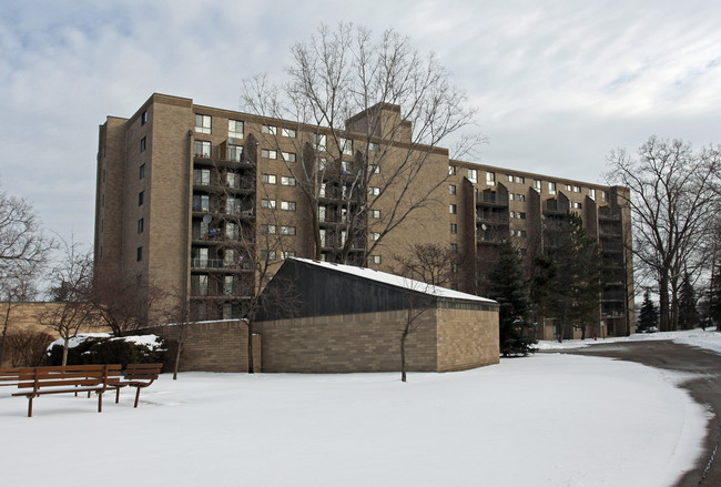 Madison Tower in Madison Heights, MI - Building Photo - Building Photo