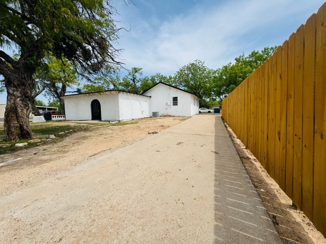 1920 Martin Luther King Dr in San Angelo, TX - Building Photo - Building Photo