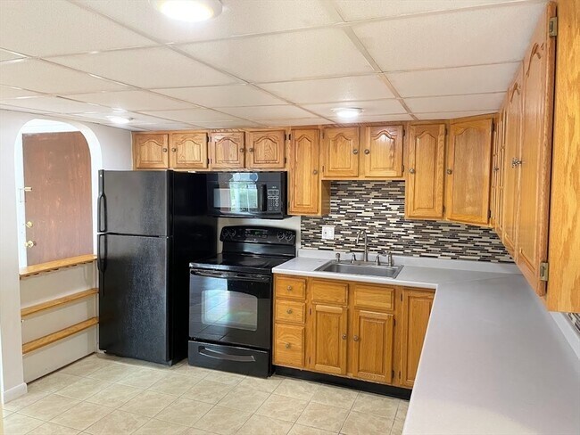 4 Shadowbrook Ln in Milford, MA - Building Photo - Building Photo