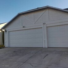 321 S Bent Creek Dr in Las Vegas, NV - Building Photo - Building Photo