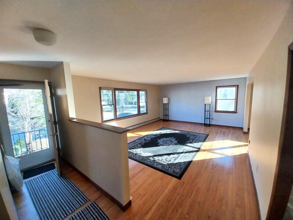 525 Manhattan Ave in Hawthorne, NY - Building Photo