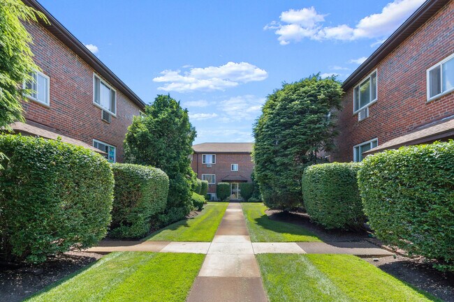38 Bryon Rd, Unit 4 in Chestnut Hill, MA - Building Photo - Building Photo