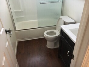 301 Whitesell St W in Monmouth, OR - Foto de edificio - Building Photo