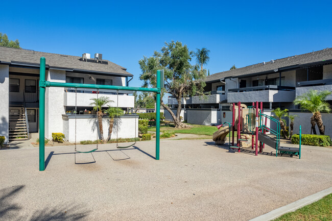 Park Terrace Apartments in Chino, CA - Foto de edificio - Building Photo