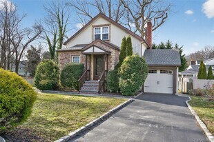 3 Woodmere Ln in Glenwood Landing, NY - Building Photo