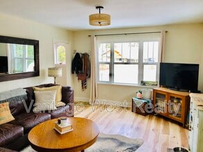 867 Rowcliffe Ave in Kelowna, BC - Building Photo - Building Photo