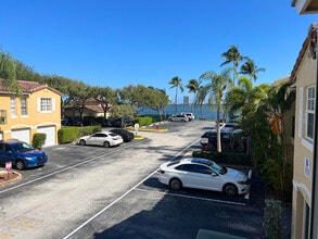 1050 Lake Shore Dr in West Palm Beach, FL - Building Photo - Building Photo