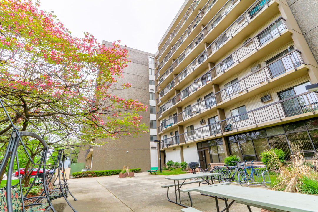 Ziegler Place - Income-Based 62+ in Livonia, MI - Foto de edificio