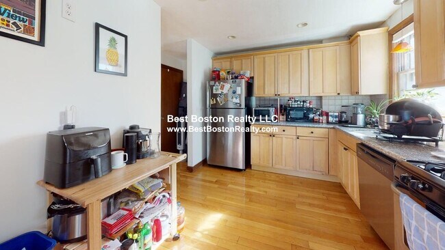 24 Saville St in Cambridge, MA - Building Photo - Building Photo