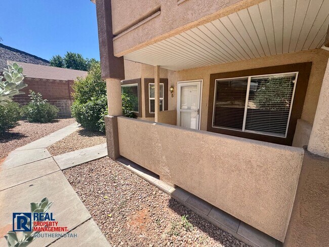1301 W Indian Hills Dr in Saint George, UT - Foto de edificio - Building Photo