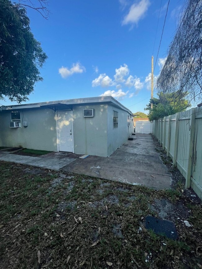 17011 NW 33rd Ct in Miami Gardens, FL - Foto de edificio - Building Photo