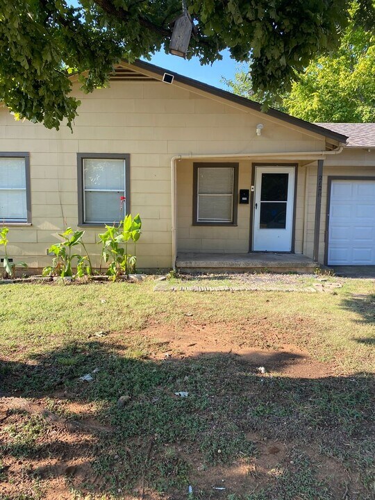212 Slaughter St in Arlington, TX - Building Photo