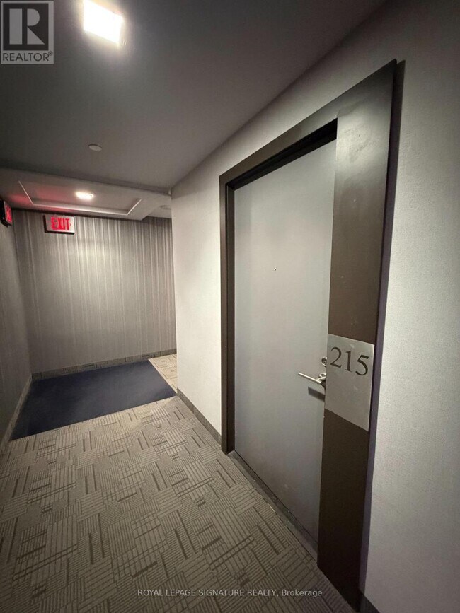 8 Fieldway Rd in Toronto, ON - Building Photo - Building Photo