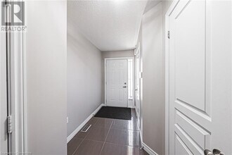 35 Charleswood Cres in Hamilton, ON - Building Photo - Building Photo