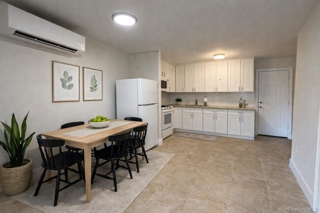 110 Jericho Tpke in Mineola, NY - Building Photo - Building Photo