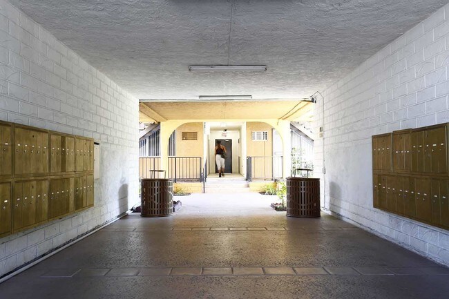Universal Pointe Apartments in North Hollywood, CA - Foto de edificio - Building Photo