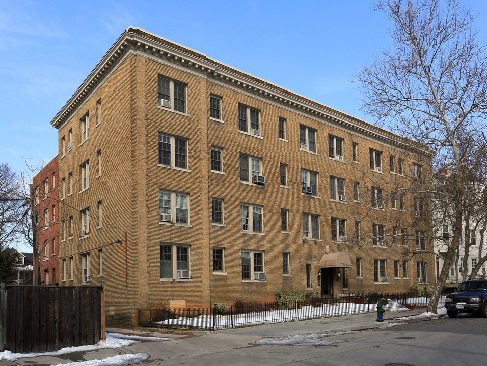 3314 Mt Pleasant St NW in Washington, DC - Foto de edificio