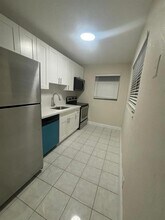 7371 NW 37th St, Unit 4 in Hollywood, FL - Building Photo - Building Photo