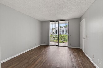 752 Executive Center Dr in West Palm Beach, FL - Building Photo - Building Photo