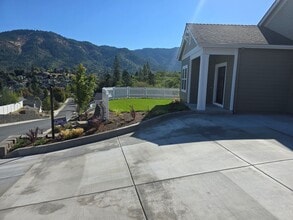 2121 SE Wyndham Way in Grants Pass, OR - Building Photo - Building Photo