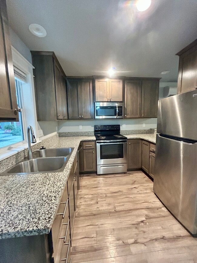 206 N Shasta Ave in Eagle Point, OR - Foto de edificio - Building Photo