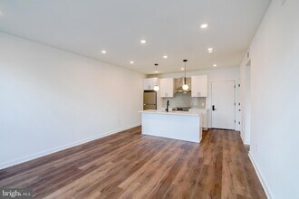 5904 Germantown Ave, Unit 202 in Philadelphia, PA - Foto de edificio - Building Photo