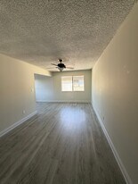 217 E 24th St in Los Angeles, CA - Building Photo