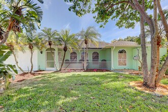 238 SW Grove Ave in Port St. Lucie, FL - Foto de edificio - Building Photo